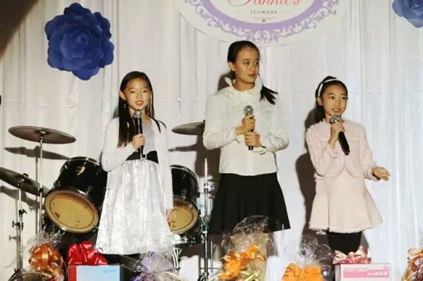 来自英德教育学院主持班的三位小主持人