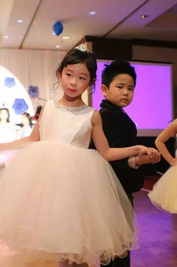 来自丰丰演艺教育学院的小美女及来自英德教育学院模特培训班的小帅哥