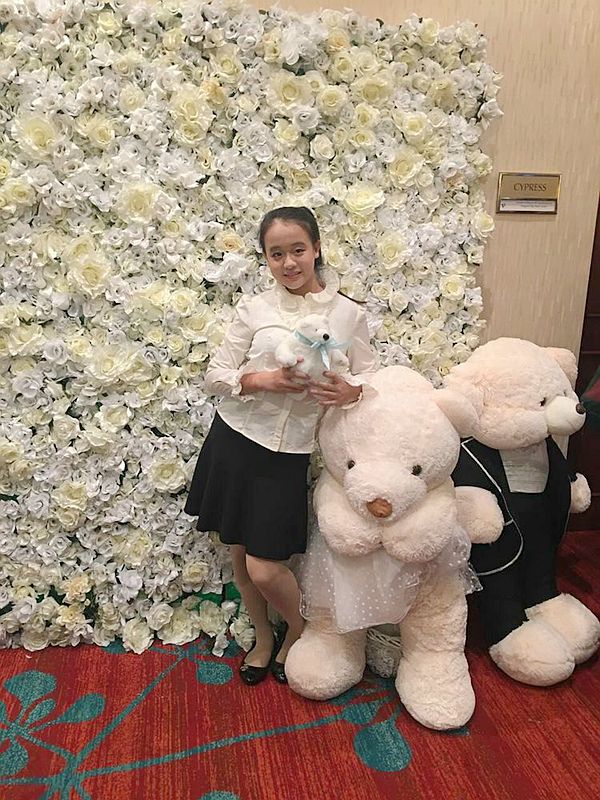 三位小主持人中年龄最大的Angela已经在丰丰演艺学院学习了三年的模特课程，同时也在英德教育学院学习主持课程。